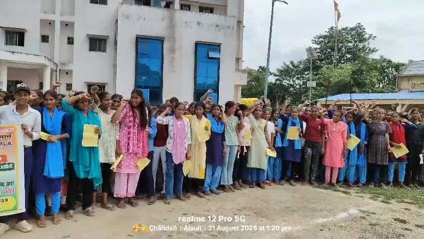 खगड़िया: मेडिकल कॉलेज हॉस्पिटल निर्माण को लेकर छात्र-छात्राओं ने विशाल रैली निकाल कर बीडीओ सीओ के समक्ष किया आक्रोशपूर्ण प्रदर्शन 3