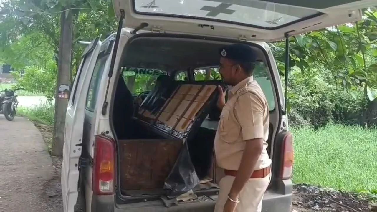 नालंदा: उत्पाद विभाग ने गुप्त सूचना पर एक एम्बुलेंस से 129 लीटर विदेशी शराब किया बरामद  2