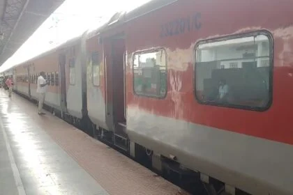 समस्तीपुर: जयनगर-दानापुर इंटरसिटी एक्सप्रेस ट्रेन के Ac बोगी के बाथ रूम मे नल ख़राब, यात्रियों को परेशानियों का करना पड़ रहा है सामना 20