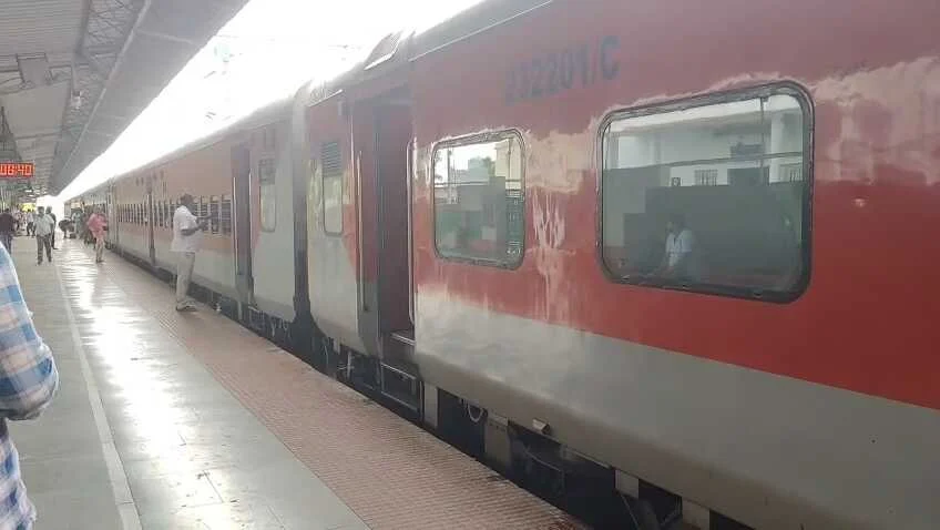 समस्तीपुर: जयनगर-दानापुर इंटरसिटी एक्सप्रेस ट्रेन के Ac बोगी के बाथ रूम मे नल ख़राब, यात्रियों को परेशानियों का करना पड़ रहा है सामना 1