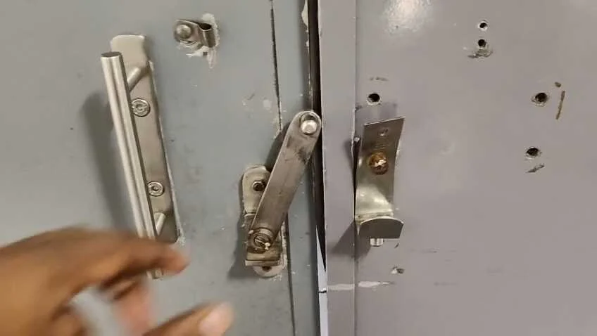 समस्तीपुर: जयनगर-दानापुर इंटरसिटी एक्सप्रेस ट्रेन के Ac बोगी के बाथ रूम मे नल ख़राब, यात्रियों को परेशानियों का करना पड़ रहा है सामना 3