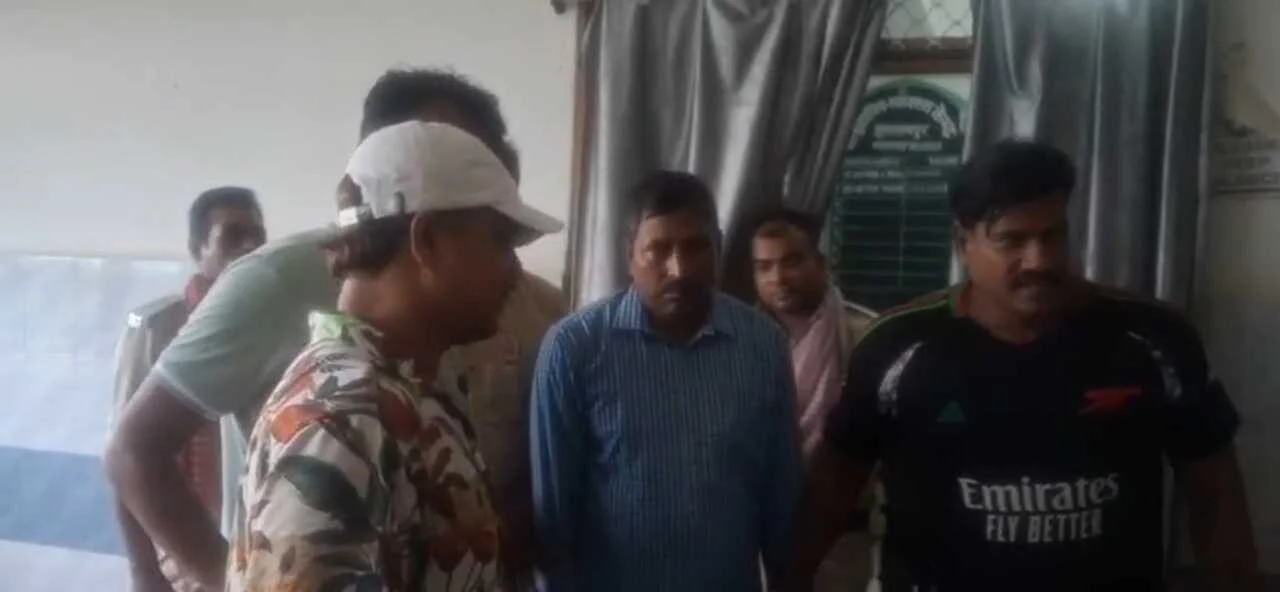 नालंदा: स्वास्थ्य विभाग के बीसीएम को निगरानी की विशेष टीम ने 40 हज़ार घुस लेते रंगेहाथों  किया गिरफ्तार 2