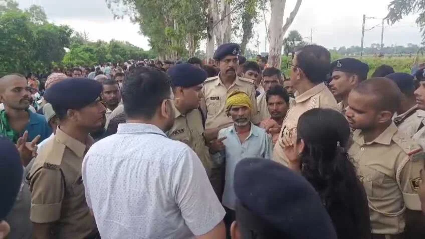 नालंदा: शाहजहांपुर थाना क्षेत्र के अल्ट्राटेक सीमेंट फैक्ट्री के पास टैंकलोरी और टेंपो के बीच हुए टक्कर में दस लोगो की मौत 4