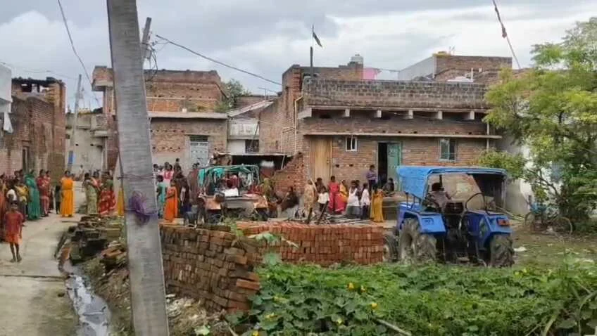 नालंदा: सादे लिबास में छापेमारी करने गई पुलिस टीम पर ग्रामीणों ने चोर समझकर किया पिटाई, एक दरोगा समेत चार पुलिसकर्मी जख्मी 2