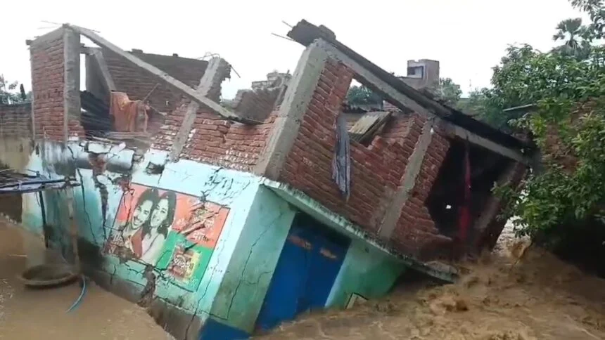 फल्गु नदी में आयी उफान के कारण नालंदा में हुई बाढ़ जैसी स्थिति उत्पन्न एकंगरसराय केशोपुर गांव में बाढ़ के पानी से एक मकान हुआ ध्वस्त 1