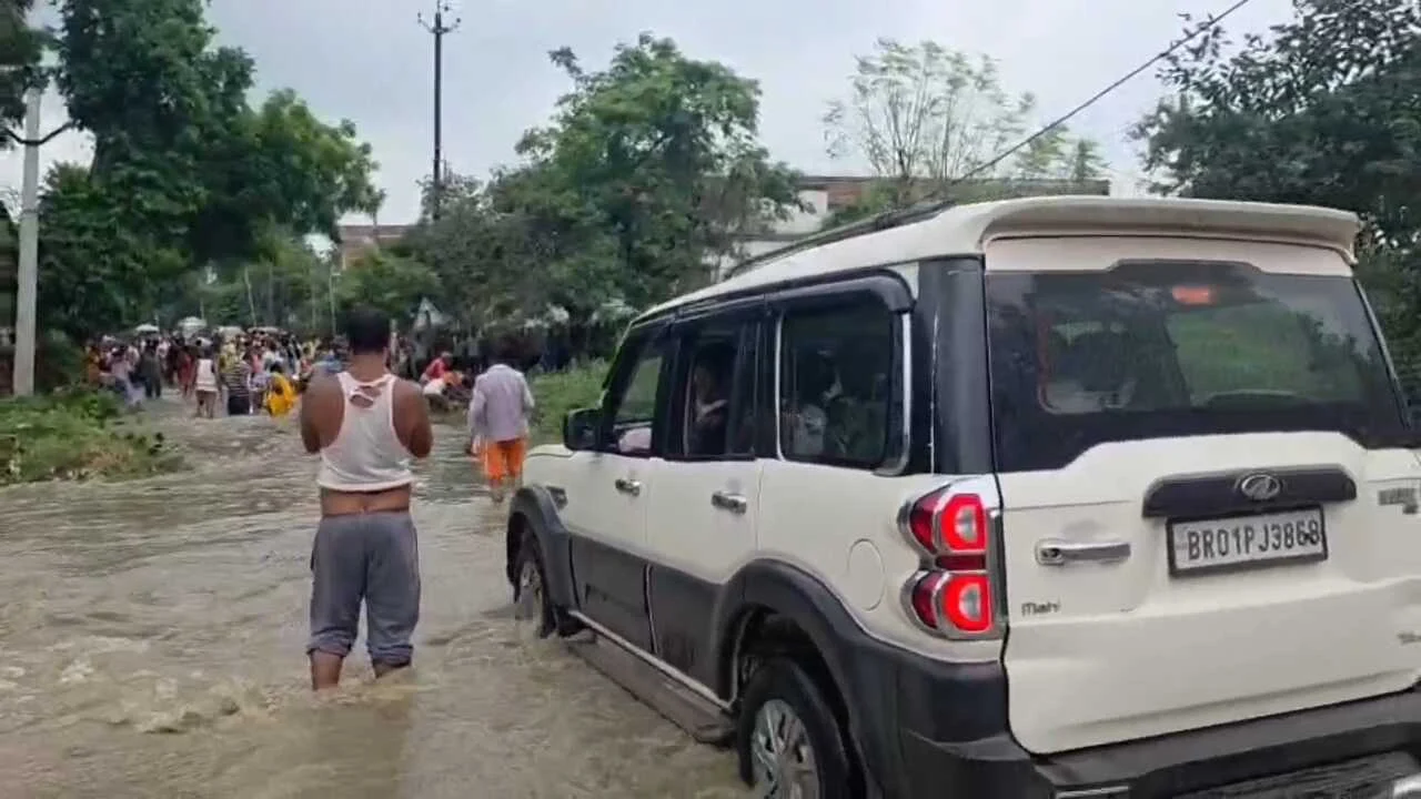 फल्गु नदी में आयी उफान के कारण नालंदा में हुई बाढ़ जैसी स्थिति उत्पन्न एकंगरसराय केशोपुर गांव में बाढ़ के पानी से एक मकान हुआ ध्वस्त 4