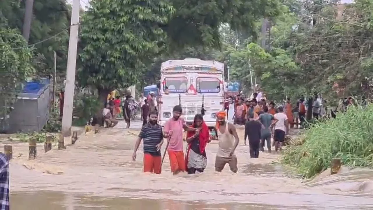 फल्गु नदी में आयी उफान के कारण नालंदा में हुई बाढ़ जैसी स्थिति उत्पन्न एकंगरसराय केशोपुर गांव में बाढ़ के पानी से एक मकान हुआ ध्वस्त 3