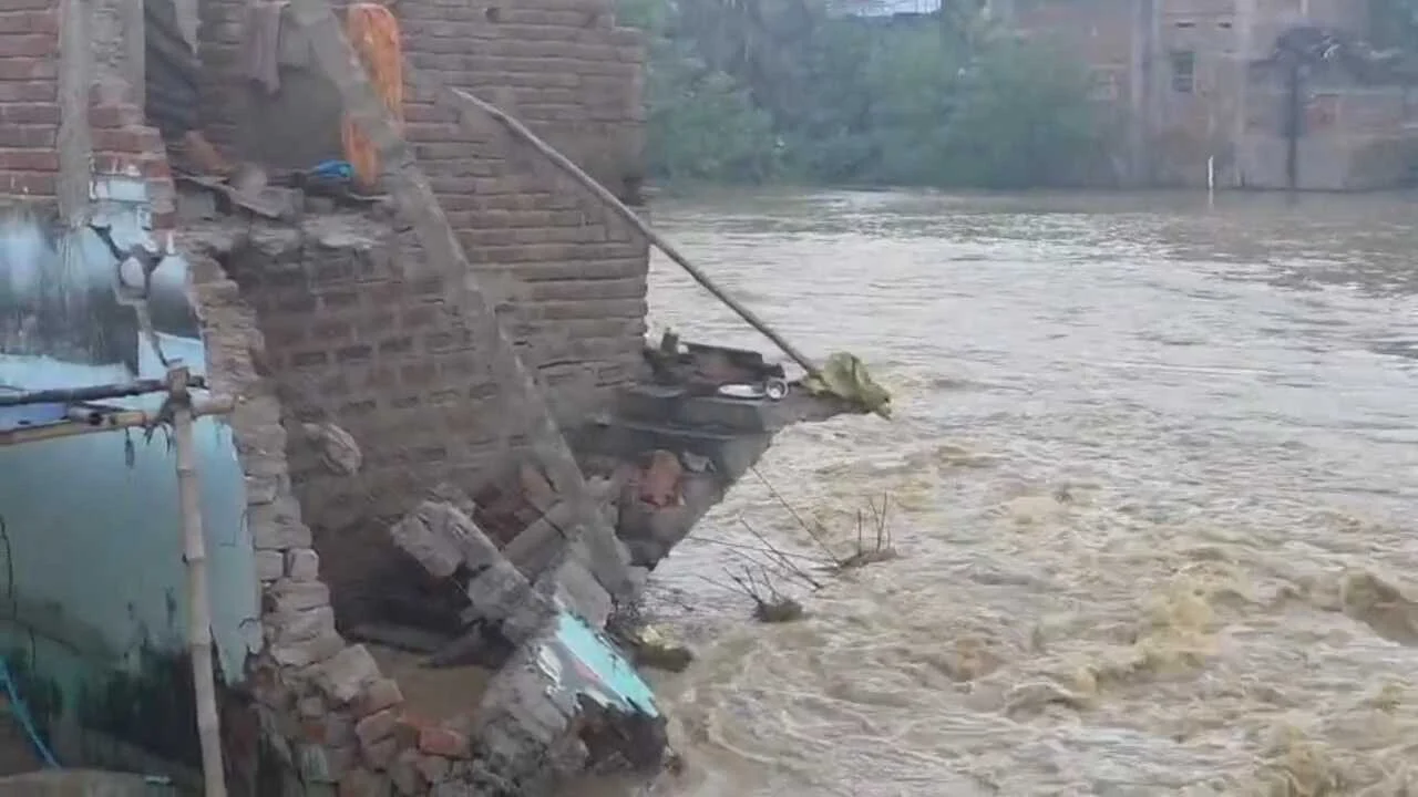 फल्गु नदी में आयी उफान के कारण नालंदा में हुई बाढ़ जैसी स्थिति उत्पन्न एकंगरसराय केशोपुर गांव में बाढ़ के पानी से एक मकान हुआ ध्वस्त 2