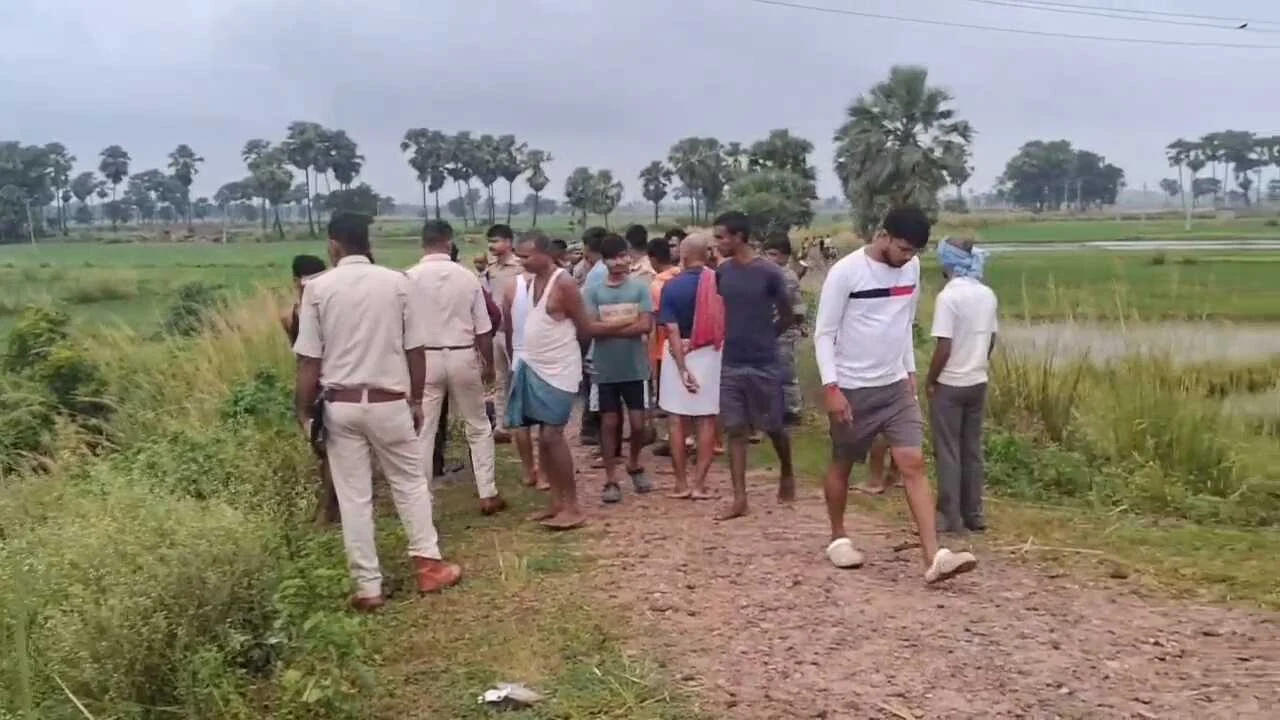 नालंदा: कार अनियंत्रित होकर पानी भरे गड्ढे में पलटी, तीन लोगों की हुई मौके पर ही मौत, एक गंभीर रूप से जख्मी 2