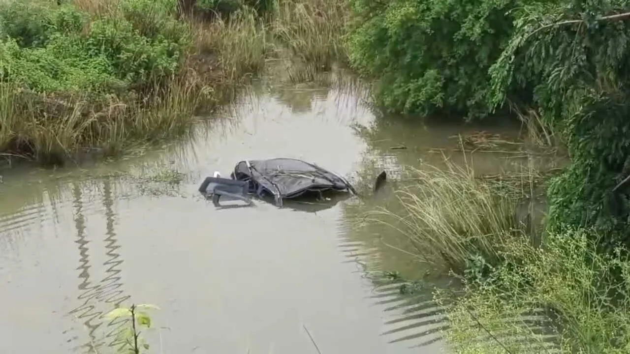 नालंदा: कार अनियंत्रित होकर पानी भरे गड्ढे में पलटी, तीन लोगों की हुई मौके पर ही मौत, एक गंभीर रूप से जख्मी 4