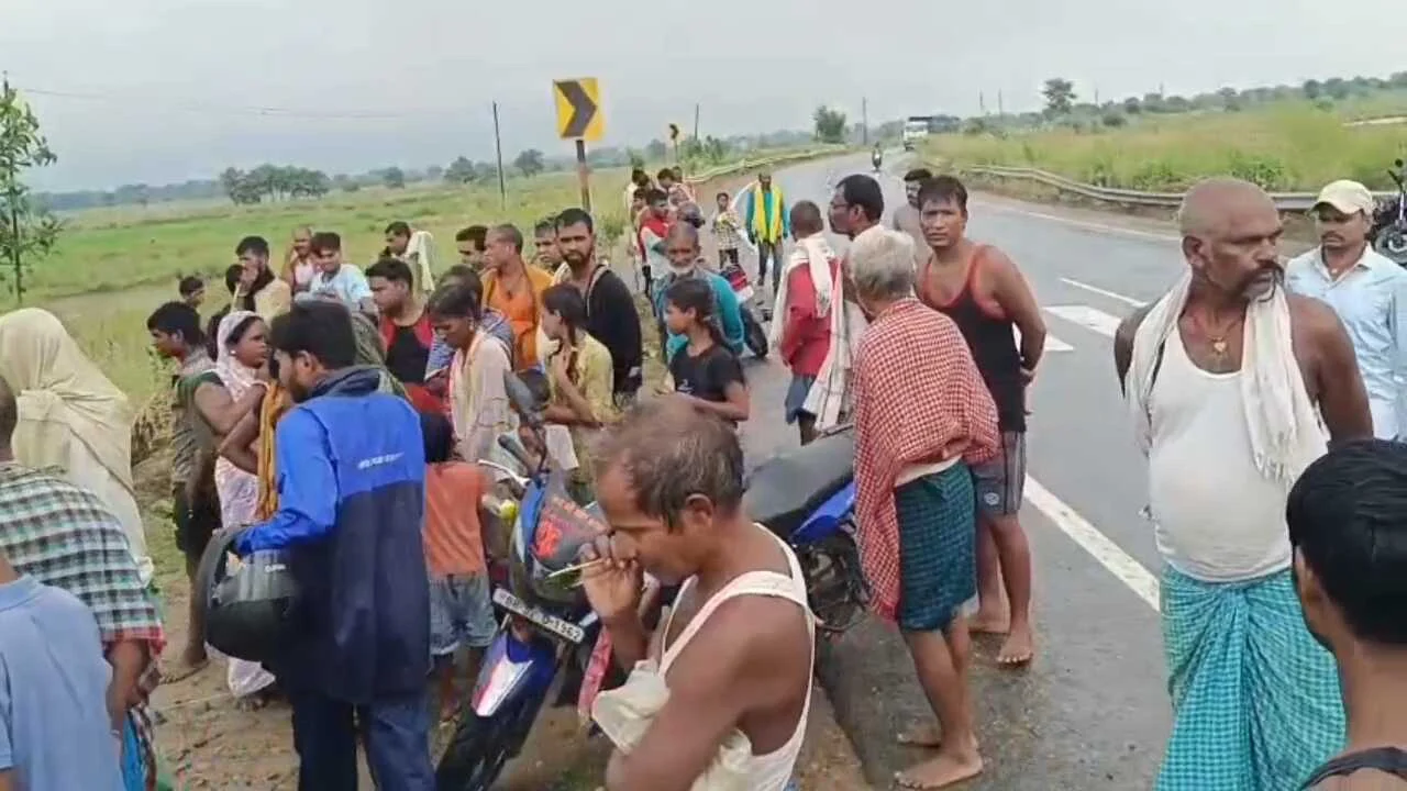 नालंदा: कार अनियंत्रित होकर पानी भरे गड्ढे में पलटी, तीन लोगों की हुई मौके पर ही मौत, एक गंभीर रूप से जख्मी 3