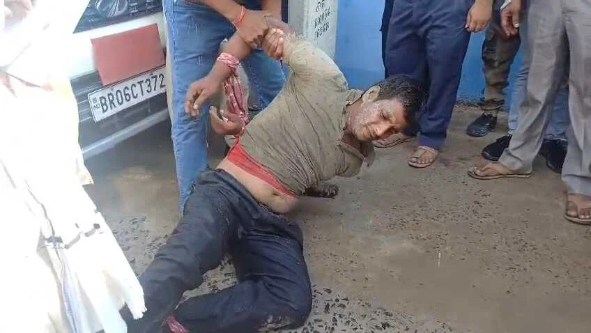 समस्तीपुर: पुलिसकर्मी का हथियार छीनने की कोशिश में युवक गिरफ्तार, महिला से छेड़खानी के आरोप में युवक हिरासत में लेकर लाया गया था अस्पताल 4