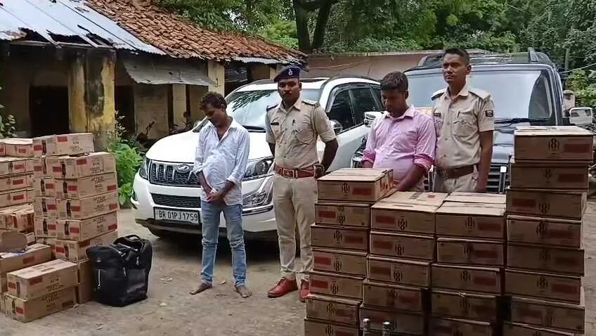 कैमुर: दुर्गावती में बिहार सरकार एवं बिहार सरकार जिला लोकपाल का बोर्ड लगे दो लग्जरी वाहन से 1146 लीटर शराब हुआ बरामद, दो गिरफ्तार 3