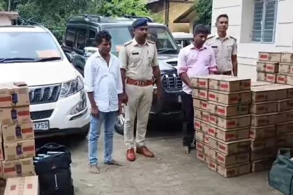 कैमुर: दुर्गावती में बिहार सरकार एवं बिहार सरकार जिला लोकपाल का बोर्ड लगे दो लग्जरी वाहन से 1146 लीटर शराब हुआ बरामद, दो गिरफ्तार 25