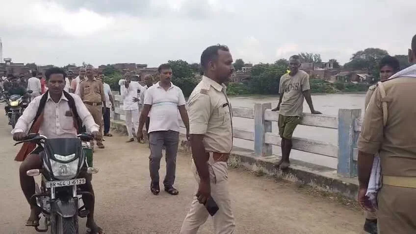 कैमुर: यूपी बिहार सीमा के पास कर्मनाशा नदी में डूबा एक युवक, घटनास्थल पर पहुंची दोनों राज्य की पुलिस  3