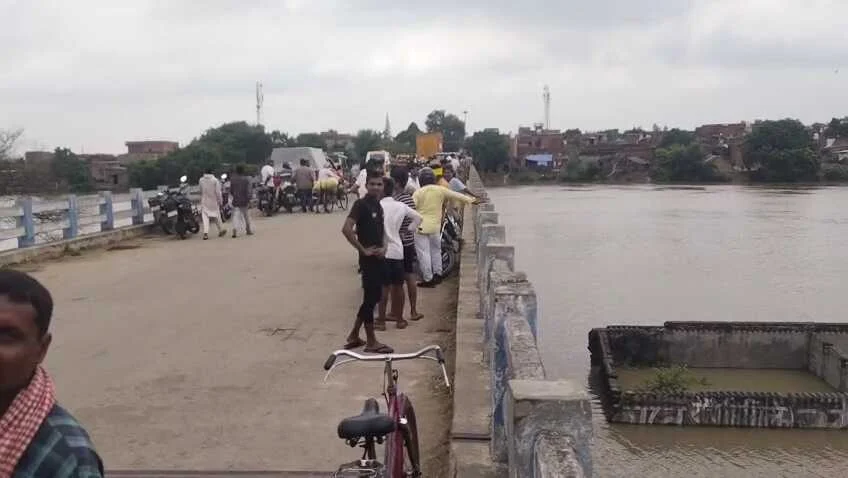 कैमुर: यूपी बिहार सीमा के पास कर्मनाशा नदी में डूबा एक युवक, घटनास्थल पर पहुंची दोनों राज्य की पुलिस  2