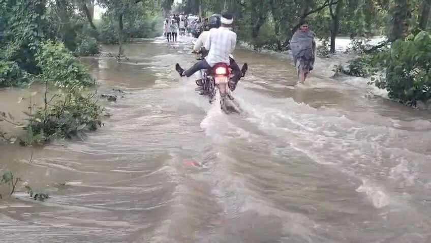 कैमुर: बिहार यूपी को जोड़ने वाली दुर्गावती ककरैत पथ पर पानी का तेज बहाव से आवागमन पर रोक, पुलिस बल तैनात 1
