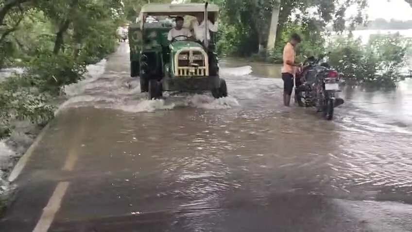 कैमुर: बिहार यूपी को जोड़ने वाली दुर्गावती ककरैत पथ पर पानी का तेज बहाव से आवागमन पर रोक, पुलिस बल तैनात 2