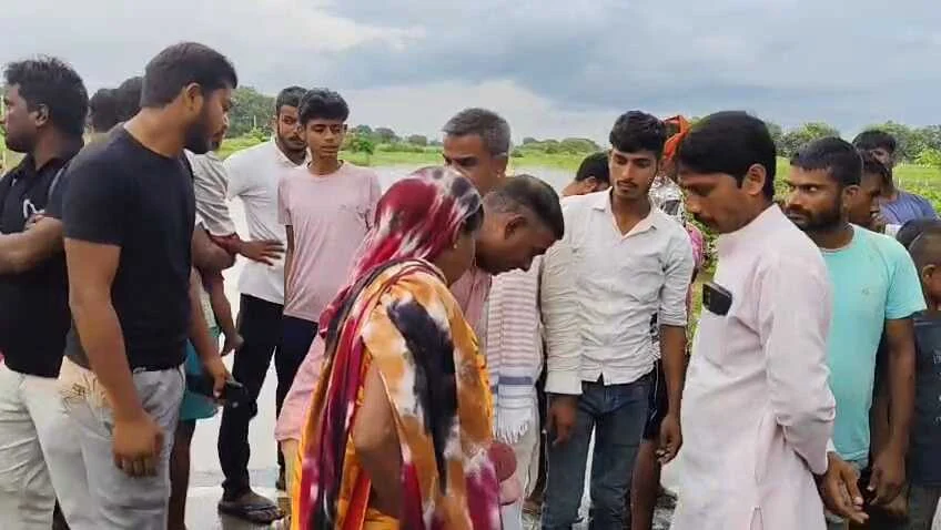 कैमुर: बिहार यूपी को जोड़ने वाली दुर्गावती ककरैत पथ पर पानी का तेज बहाव से आवागमन पर रोक, पुलिस बल तैनात 4