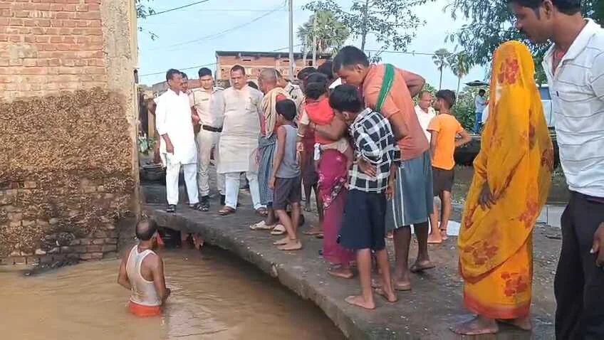 झारखंड से छोड़ा गया पानी, नालंदा में बाढ़ का कहर, फल्गु नदी उफान पर, कई गांव जलमग्न ग्रामीण सड़क पर रात बिताने को मजबूर 1