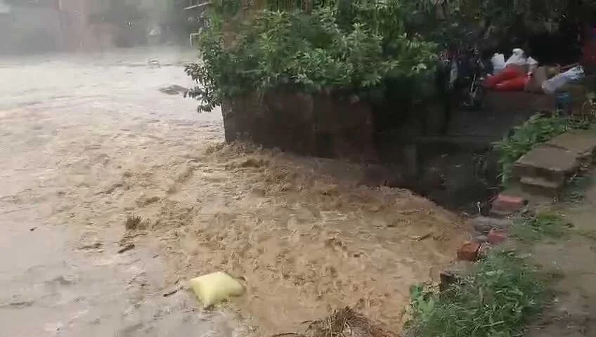 झारखंड से छोड़ा गया पानी, नालंदा में बाढ़ का कहर, फल्गु नदी उफान पर, कई गांव जलमग्न ग्रामीण सड़क पर रात बिताने को मजबूर 2