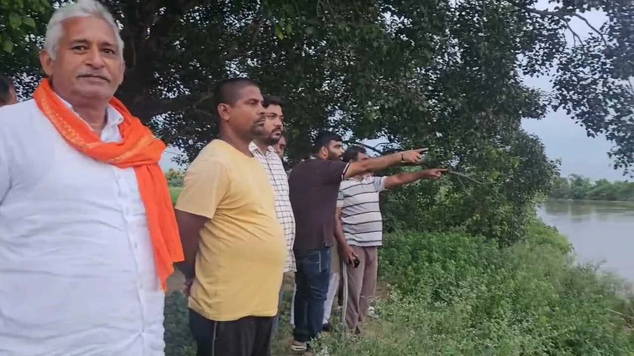 कैमुर नदी में पुल नहीं रहने से दर्जनों गांव के लोग जान जोखिम में डालकर नाव से करते है आवागमन, बढ़ती नदी का जल स्तर को देखते हुए ग्रामीणों में आक्रोश 2