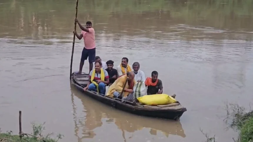 कैमुर नदी में पुल नहीं रहने से दर्जनों गांव के लोग जान जोखिम में डालकर नाव से करते है आवागमन, बढ़ती नदी का जल स्तर को देखते हुए ग्रामीणों में आक्रोश 1