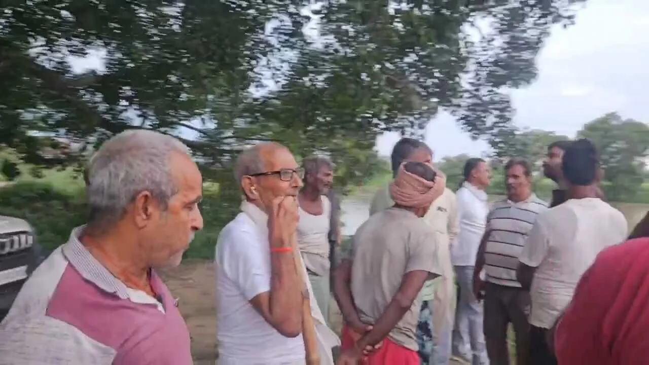 कैमुर नदी में पुल नहीं रहने से दर्जनों गांव के लोग जान जोखिम में डालकर नाव से करते है आवागमन, बढ़ती नदी का जल स्तर को देखते हुए ग्रामीणों में आक्रोश 3