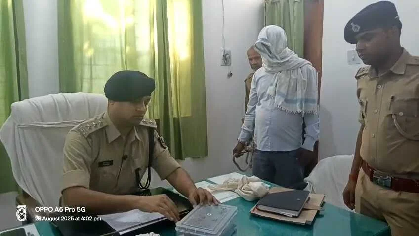 कैमूर में मारूति ब्रेजाकार से 1.027 kg गांजा, एक देशी कटटा और 02 कारतूस बरामद, चालक गिरफ्तार  3