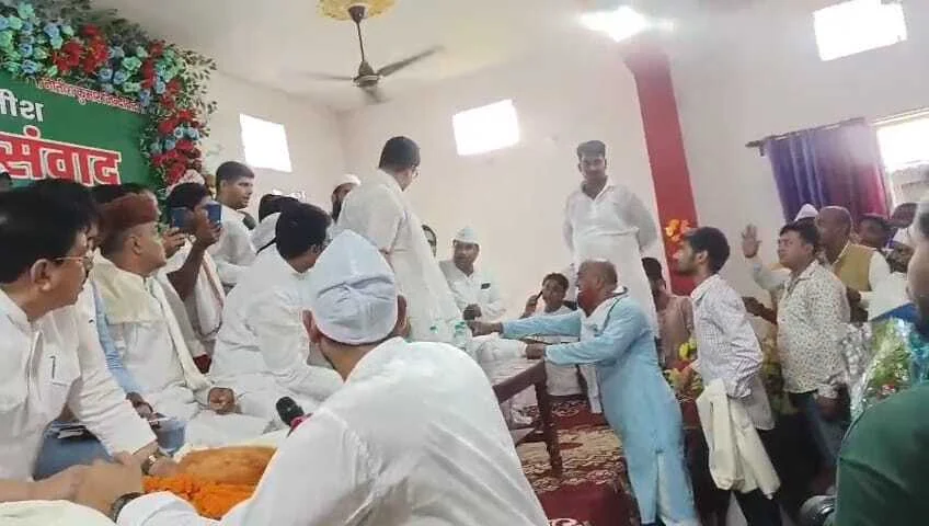 बेगूसराय में अल्पसंख्यक संवाद कार्यक्रम में जेडीयू के कार्यकर्ता आपस में मंच पर ही भिड़े, काफी देर तक मचा रहा अफरा-तफरी का माहौल 2