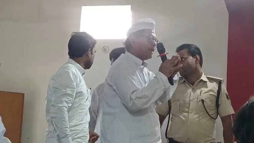 बेगूसराय में अल्पसंख्यक संवाद कार्यक्रम में जेडीयू के कार्यकर्ता आपस में मंच पर ही भिड़े, काफी देर तक मचा रहा अफरा-तफरी का माहौल 3