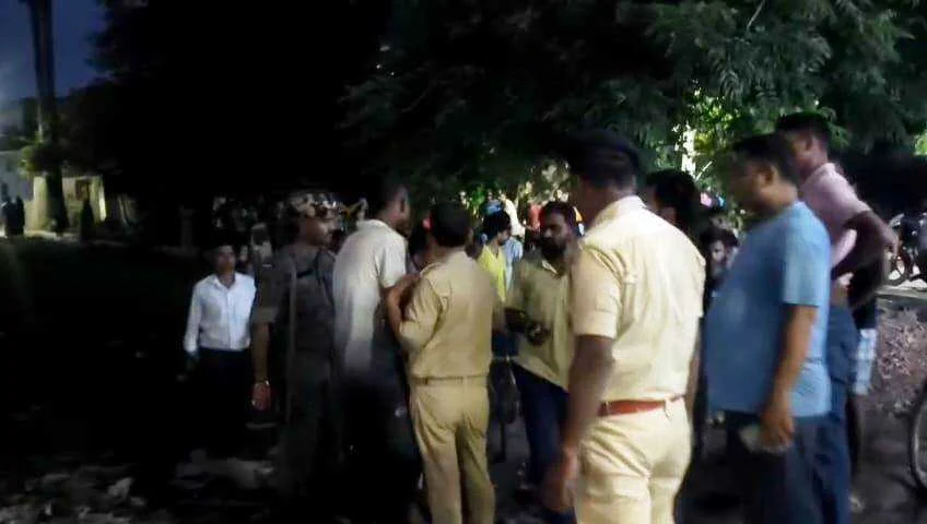 बेगूसराय में बैटरी चोरी के आरोप में एक युवक को लोगों ने बिजली के पोल में बांधकर किया जमकर पिटाई 3