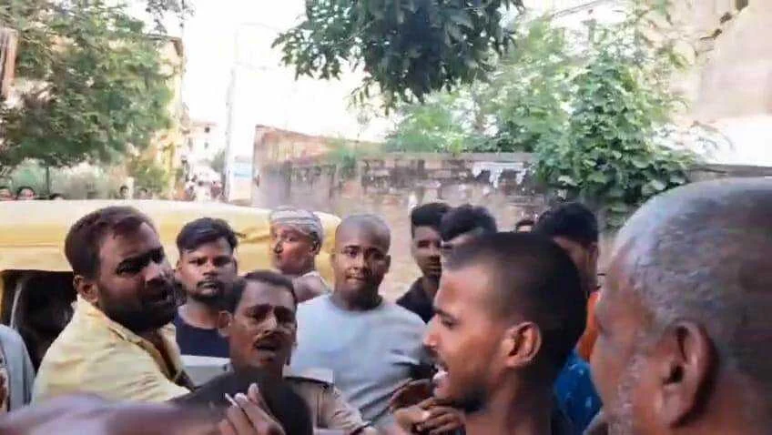 बेगूसराय में बैटरी चोरी के आरोप में एक युवक को लोगों ने बिजली के पोल में बांधकर किया जमकर पिटाई 2