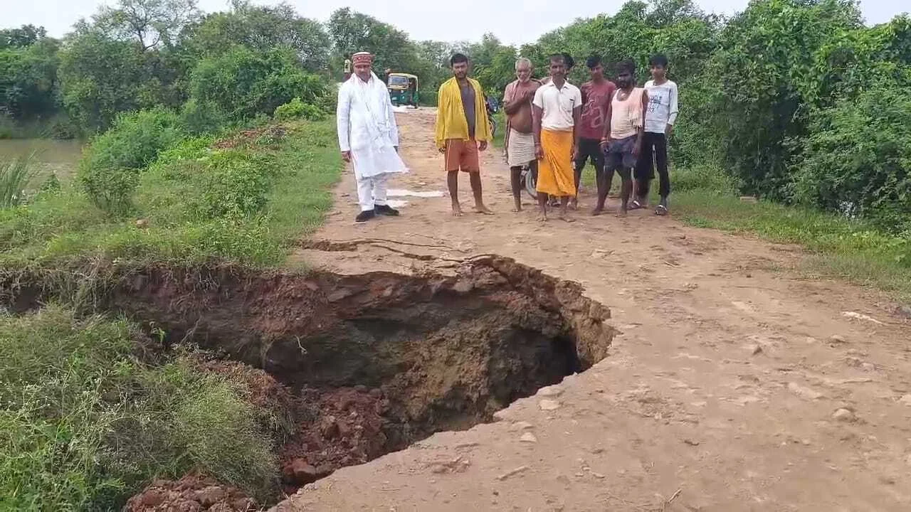 नालंदा में बारिश के कारण सड़क कटाव से आधे दर्जन गांवों का संपर्क टूटने की संभावना, ग्रामीण कर रहे है सड़क की निगरानी 3