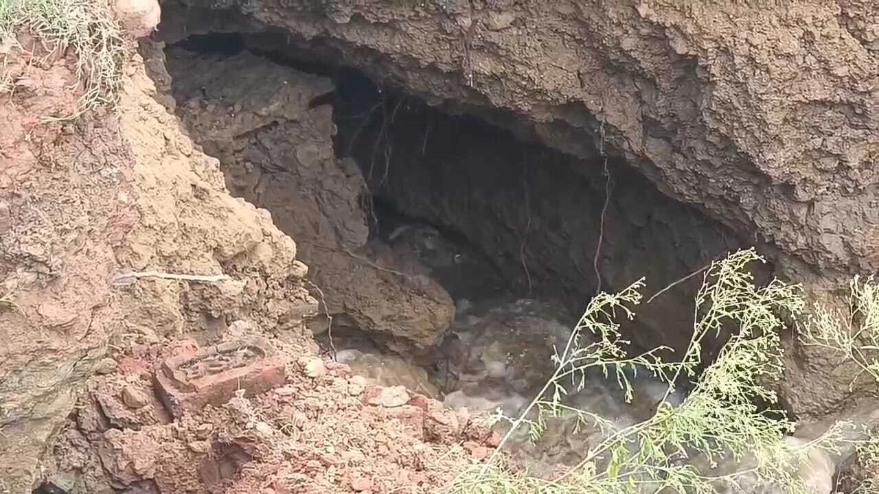 नालंदा में बारिश के कारण सड़क कटाव से आधे दर्जन गांवों का संपर्क टूटने की संभावना, ग्रामीण कर रहे है सड़क की निगरानी 2