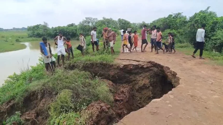 नालंदा में बारिश के कारण सड़क कटाव से आधे दर्जन गांवों का संपर्क टूटने की संभावना, ग्रामीण कर रहे है सड़क की निगरानी 1