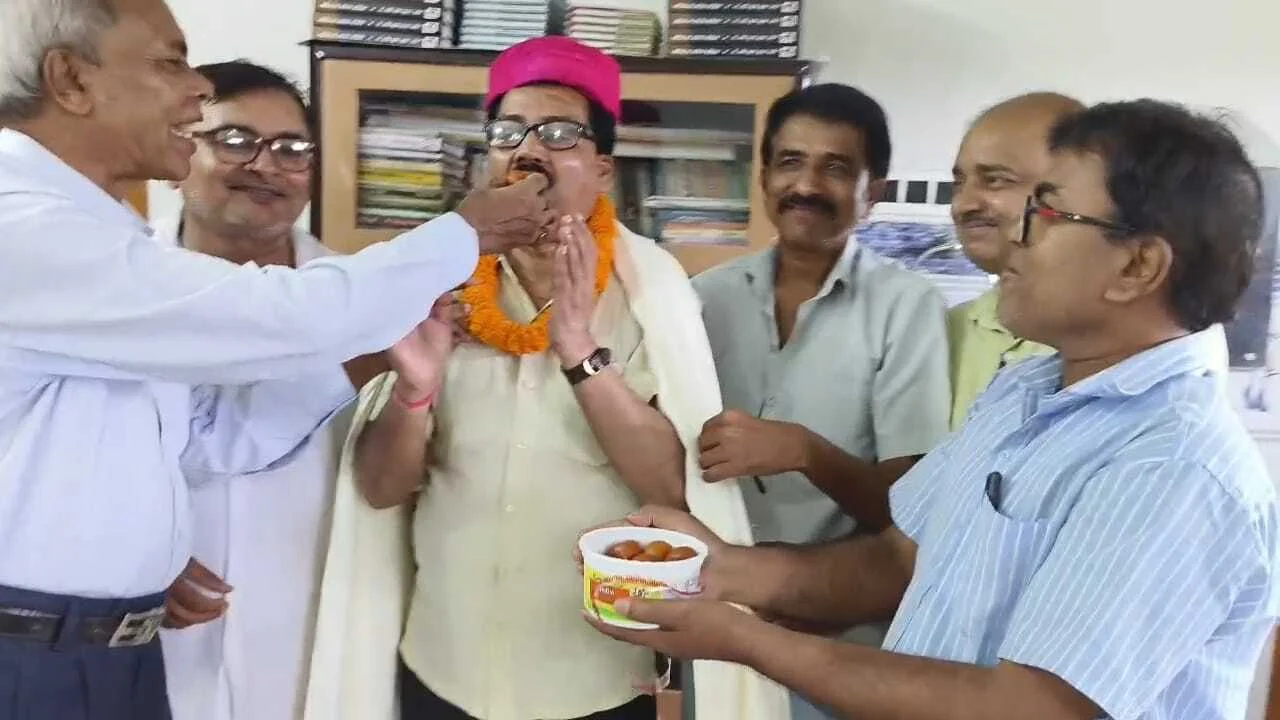 समस्तीपुर में प्रो. शशिभूषण कुमार शशि को प्रिंसिपल बनने पर चादर, पाग एवं माला पहनाकर दिया बधाई 2