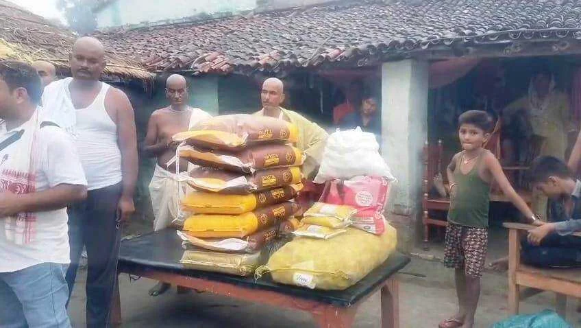 समस्तीपुर के चर्चित युवा समाजसेवी राजू सहनी ने मृतक प्रवीण कुमार के पीड़ित परिजन को दिया आर्थिक सहायता 3