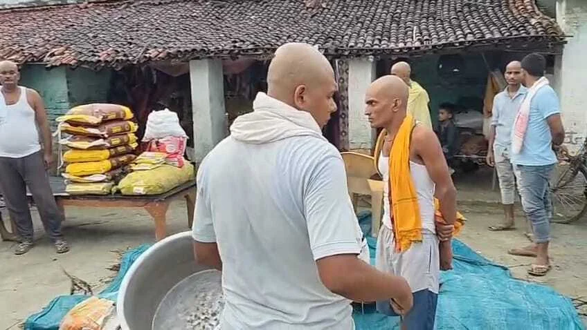 समस्तीपुर के चर्चित युवा समाजसेवी राजू सहनी ने मृतक प्रवीण कुमार के पीड़ित परिजन को दिया आर्थिक सहायता 2