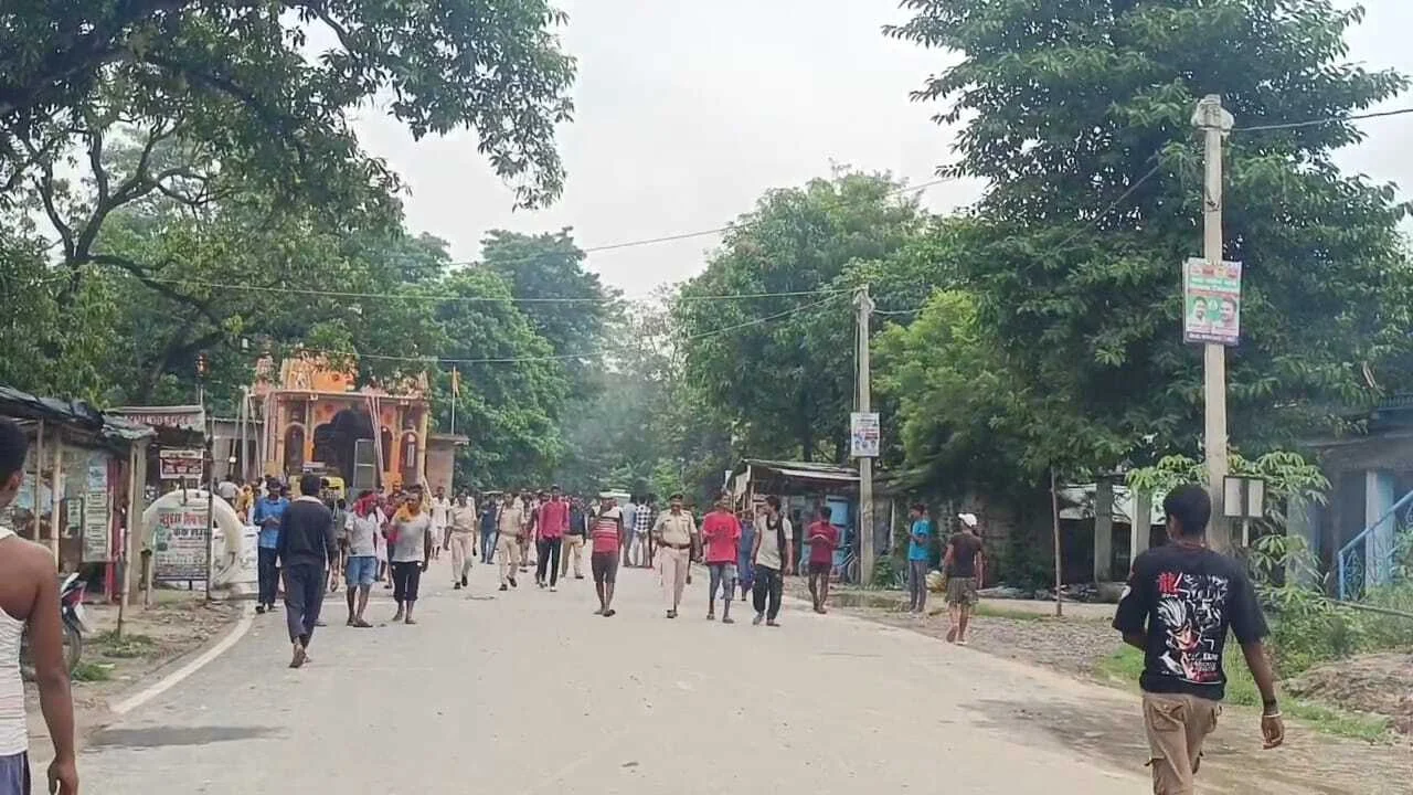 समस्तीपुर: सरकार का नलजल योजना हुआ टांय-टांय फीस, वर्षों से लोगों को नहीं मिल रहा है नलजल का पानी, आक्रोशित लोगों ने टायर जलाकर सरकार के खिलाफ किया प्रदर्शन 3