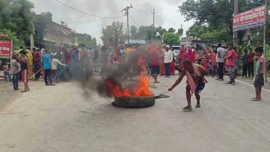समस्तीपुर: सरकार का नलजल योजना हुआ टांय-टांय फीस, वर्षों से लोगों को नहीं मिल रहा है नलजल का पानी, आक्रोशित लोगों ने टायर जलाकर सरकार के खिलाफ किया प्रदर्शन 1
