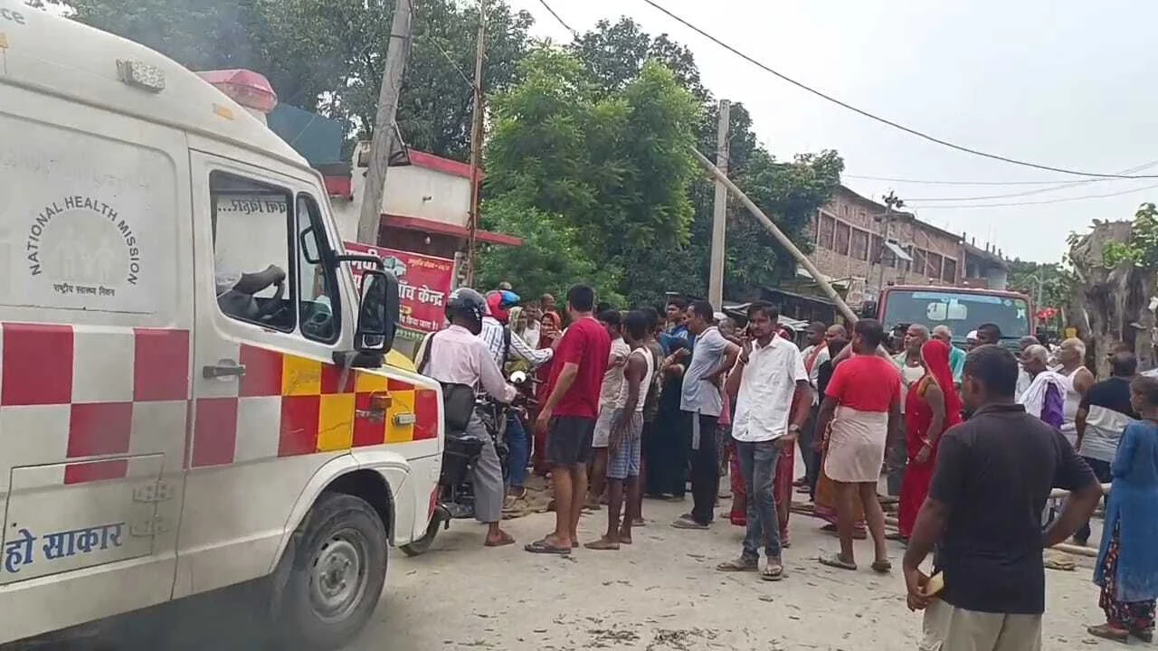 समस्तीपुर: सरकार का नलजल योजना हुआ टांय-टांय फीस, वर्षों से लोगों को नहीं मिल रहा है नलजल का पानी, आक्रोशित लोगों ने टायर जलाकर सरकार के खिलाफ किया प्रदर्शन 2