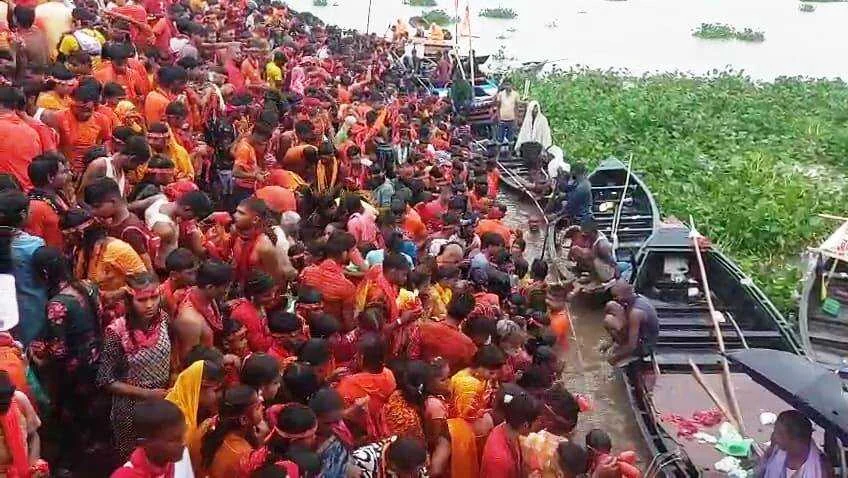 बेगूसराय का प्रसिद्ध झमटिया गंगा घाट पर सावन के अंतिम सोमवारी की पूर्व संध्या पर लाखों की संख्या में श्रद्धालु गंगा जल के लिए जुटे 3