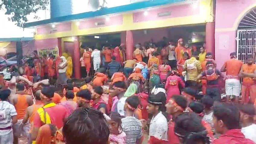 बेगूसराय का प्रसिद्ध झमटिया गंगा घाट पर सावन के अंतिम सोमवारी की पूर्व संध्या पर लाखों की संख्या में श्रद्धालु गंगा जल के लिए जुटे 2