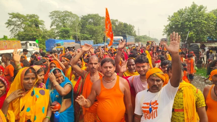 सिमरिया धाम से गंगा जल लेकर हजारों की संख्या में श्रद्धालुओं ने अन्तिम सोमवारी को बथौली शिव मंदिर में किया जलाभिषेक 1