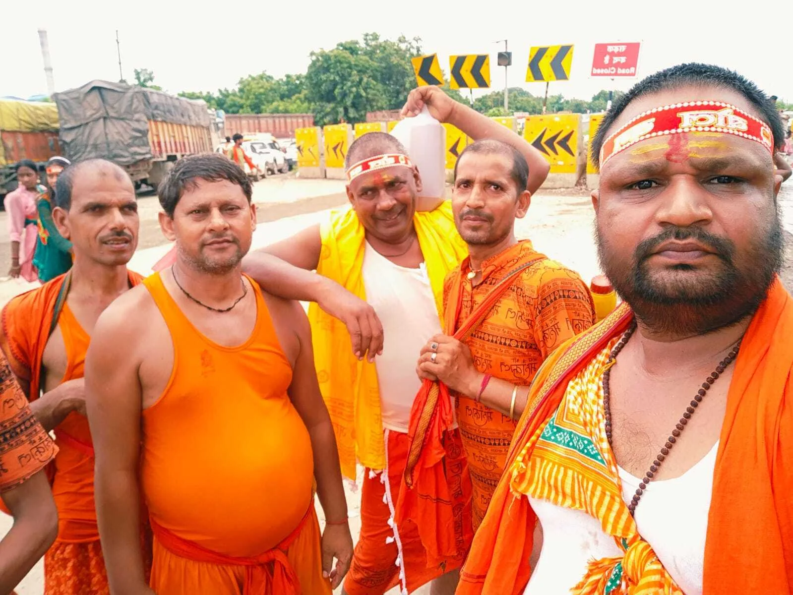 सिमरिया धाम से गंगा जल लेकर हजारों की संख्या में श्रद्धालुओं ने अन्तिम सोमवारी को बथौली शिव मंदिर में किया जलाभिषेक 3