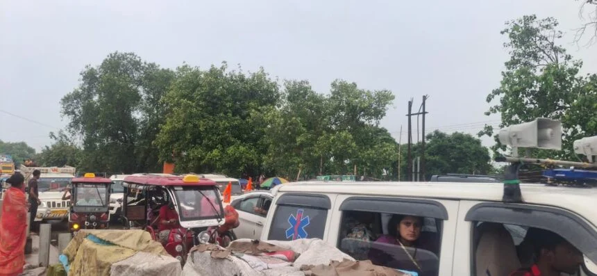 राष्ट्रीय राज्य मार्ग सड़क पर दिन भर लगता रहा जाम, सड़क मरम्मत को लेकर एनएचएआई ने दिन में शुरू की पहल 1