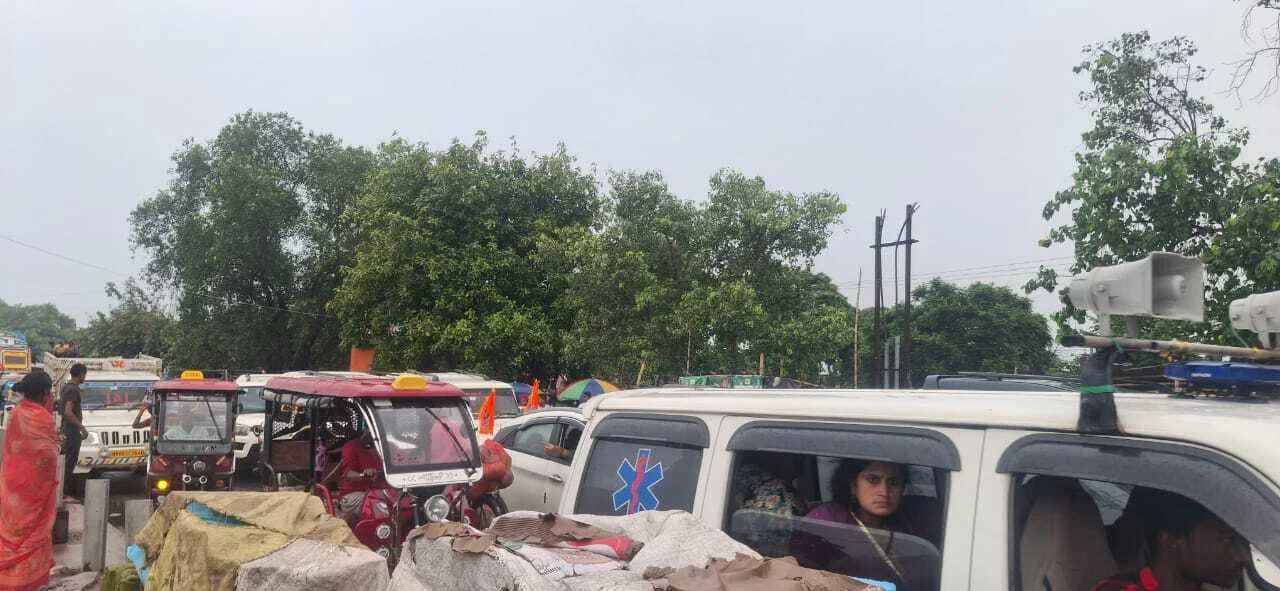 राष्ट्रीय राज्य मार्ग सड़क पर दिन भर लगता रहा जाम, सड़क मरम्मत को लेकर एनएचएआई ने दिन में शुरू की पहल 2