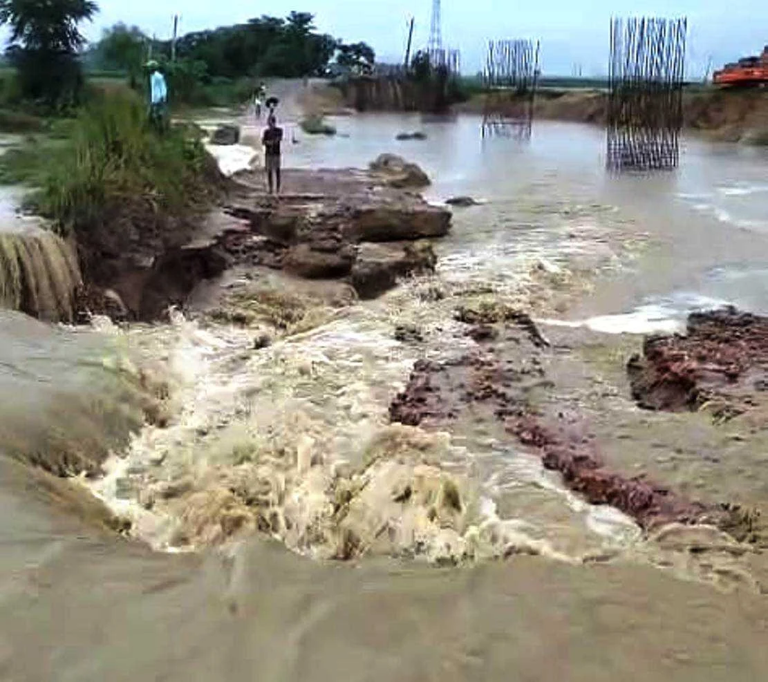 समस्तीपुर: हथौड़ी पथ भादो घाट पुल के पास बना डायवर्सन हल्की बारिश में गया बह, लोगों को आवागमन में हो रही है परेशानी 2