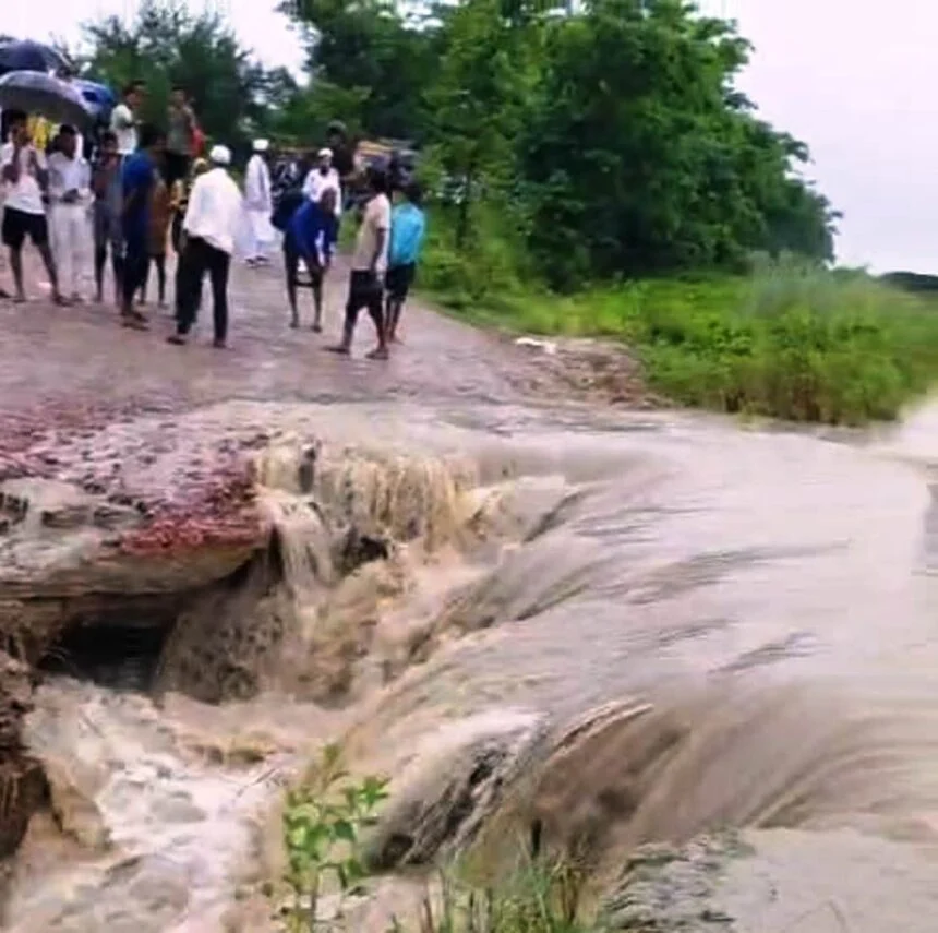 समस्तीपुर: हथौड़ी पथ भादो घाट पुल के पास बना डायवर्सन हल्की बारिश में गया बह, लोगों को आवागमन में हो रही है परेशानी 1
